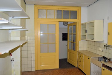 <p>Keuken met dubbele glasdeuren op de begane grond van het achterhuis. </p>
